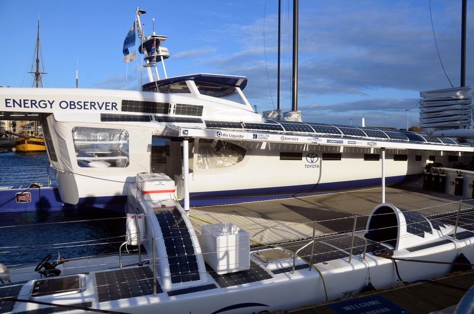 Le bateau à quai et ses panneaux solaires en mars dans les bassins du port de Saint-Malo @David Raynal