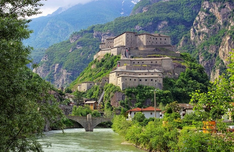 Vue sur le Fort Bard, passage obligé avant de rentrer dans la Vallée d'Aoste. @ Robert C. - Pixabay/lindigomag