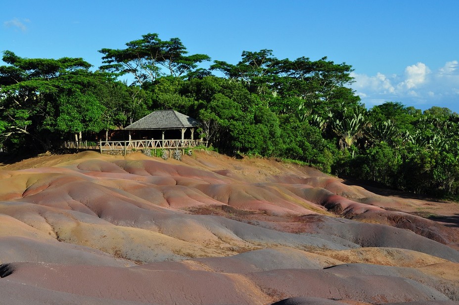 Le lieu-dit Chamarel dans le sud-ouest de l’île Maurice où le voyageur y découvre la mystérieuse terre des sept couleurs. C’est un phénomène géologique d’origine volcanique unique où la terre a pris sept couleurs distinctes et sur laquelle aucune végétation ne pousse.@ Dominique Clain/Pixabay/Lindigomag Le lieu-dit Chamarel dans le sud-ouest de l’île Maurice où le voyageur y découvre la mystérieuse terre des sept couleurs. C’est un phénomène géologique d’origine volcanique unique où la terre a pris sept couleurs distinctes et sur laquelle aucune végétation ne pousse.@ Dominique Clain/Pixabay/Lindigomag