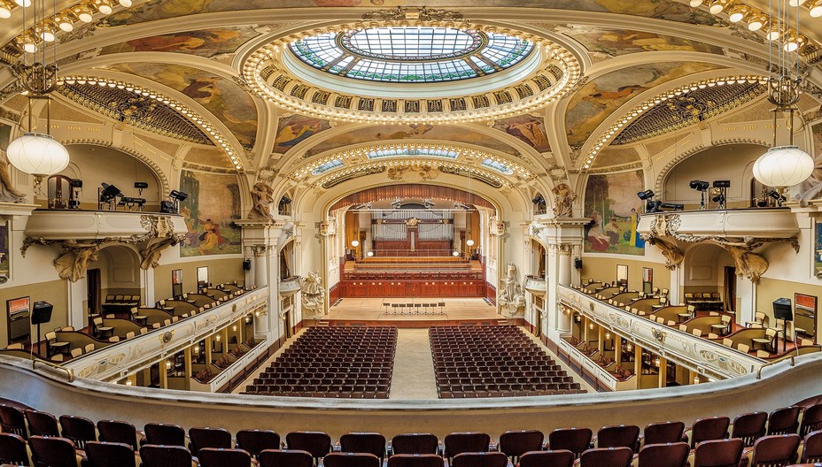 La salle l'orchestre symphonique de Prague se produira dans la salle Smetana de la Maison municipale sous la direction de Tomáš Brauner. ©Prague Spring International Music Festival