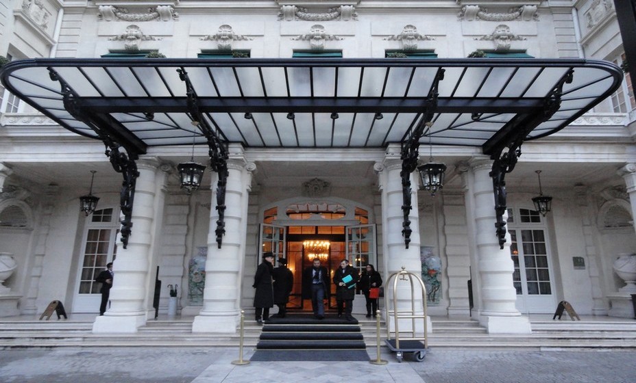 Entrée de l'Hôtel Shangri-la à Paris. @ Wikipedia