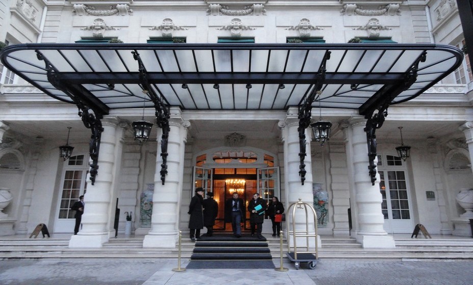Entrée de l'Hôtel Shangri-la à Paris. @ Wikipedia Entrée de l'Hôtel Shangri-la à Paris. @ Wikipedia