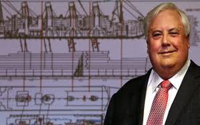 Clive Palmer pose devant  les plans du Titanic II
