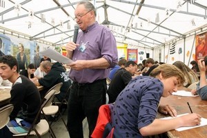 Evénement très attendu sur le salon, la dictée insulaire ouverte à tous sur inscription est organisée par le Club des fêlés de d’Orthographe de Bourg-Blanc . Evénement très attendu sur le salon, la dictée insulaire ouverte à tous sur inscription est organisée par le Club des fêlés de d’Orthographe de Bourg-Blanc .