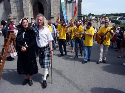 Défilé dans les rues de Lampaul pour l'ouverture du salon, en costumes traditionnels, kilts et musiciens. Défilé dans les rues de Lampaul pour l'ouverture du salon, en costumes traditionnels, kilts et musiciens.