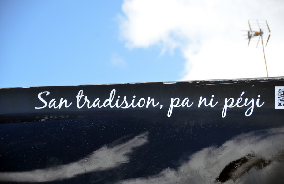 Le slogan inscrit en créole "Sans traditions pas de pays" est le  porte-bonheur de la yole. @ David Raynal
