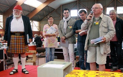 De gauche à droite, Jean-Yves Cozan, Gwen Catala, l'écrivain Anthony Palou, l'écrivain et le poète Gérard Le Gouïc, Denis Palluel le maire d'Ouessant.