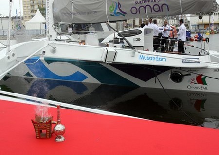 Cérémonie de l'encens lors du baptême du trimaran début juin à Saint-Nazaire