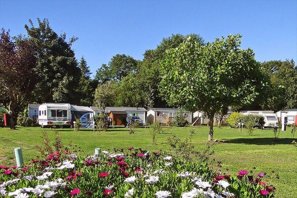 Vacances à la campagne au milieu de la verdure et des fleurs avec Campings Flower. @ C.F.