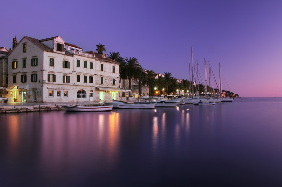 Le port de l'ïle de Hvar ,@Luka Esenko