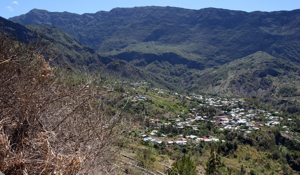 Le cirque de Cilaos forme avec les deux autres cirques (Salazie et Mafate) le cœur de La Réunion. Il occupe une superficie de 8 436 ha, délimité par les remparts d’un ancien volcan.