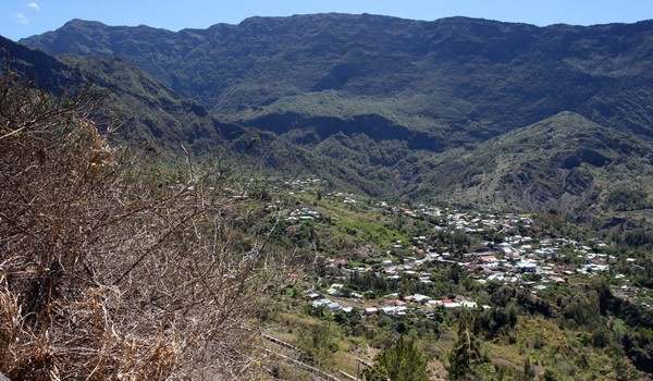 Le cirque de Cilaos forme avec les deux autres cirques (Salazie et Mafate) le cœur de La Réunion. Il occupe une superficie de 8 436 ha, délimité par les remparts d’un ancien volcan. Le cirque de Cilaos forme avec les deux autres cirques (Salazie et Mafate) le cœur de La Réunion. Il occupe une superficie de 8 436 ha, délimité par les remparts d’un ancien volcan.