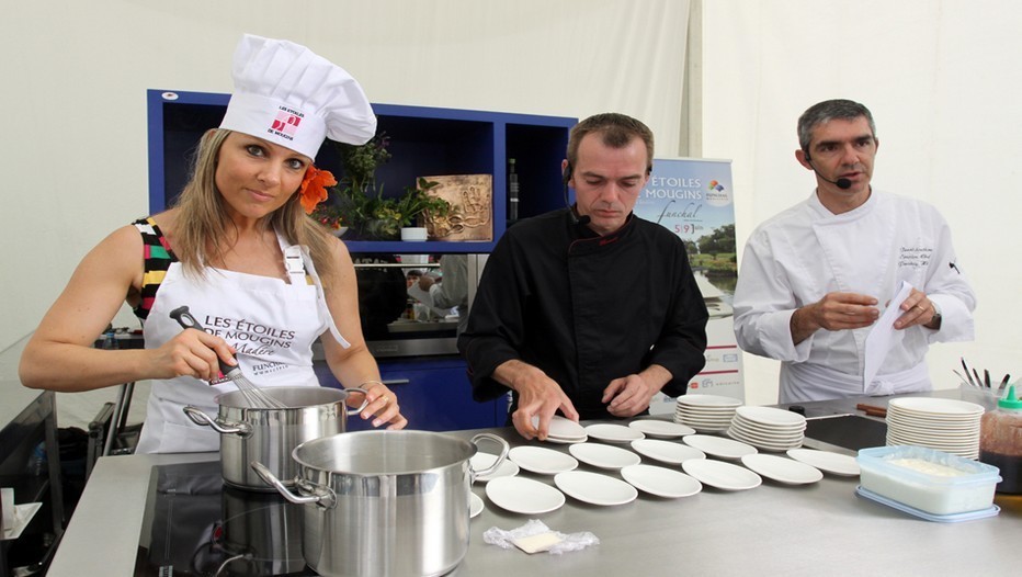 Les chefs Noëlle Cornu, David Faure et Benoît Sinthon lors d'une démonstration publique. Les chefs Noëlle Cornu, David Faure et Benoît Sinthon lors d'une démonstration publique.