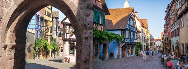 Riquewihr : Vue de la tour à la limite des remparts et une rue de  Beauvillé; @ C.Gary   et OT Riquewihr et Beauvillé