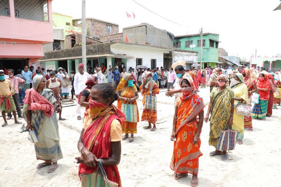 Dans les villages où le cyclone est passé les gens font la queue pour l'aide alimentaire @ Association Meghdutam Foundation