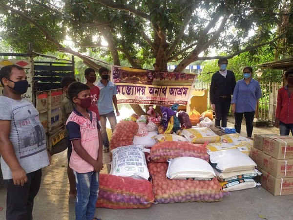 Apports de nourritures dans un quartier de Calcutta @ Association Meghdutam Foundation Apports de nourritures dans un quartier de Calcutta @ Association Meghdutam Foundation
