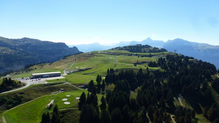 Golf de Flaine-les-Carroz - Dès le 4 juillet les joueurs pourront à nouveau pratiquer tous les jours le golf en montagne à 1900 mètres d'altitude face à un panorama à couper le souffle. @ DR Golf de Flaine-les-Carroz - Dès le 4 juillet les joueurs pourront à nouveau pratiquer tous les jours le golf en montagne à 1900 mètres d'altitude face à un panorama à couper le souffle. @ DR