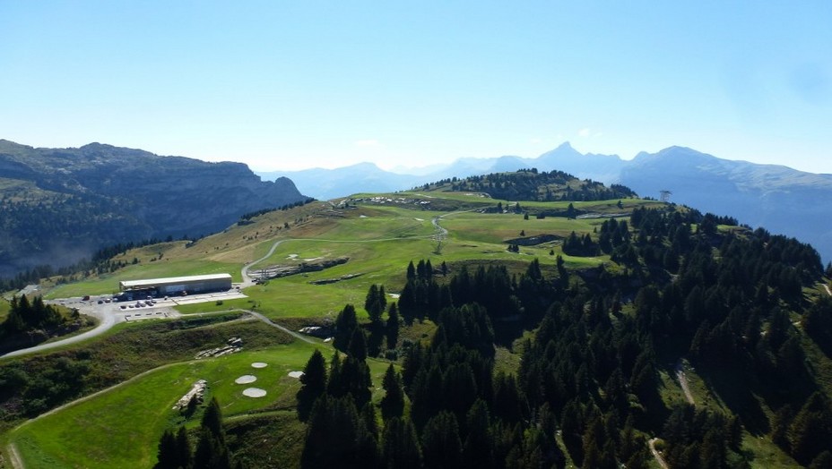 Golf de Flaine-les-Carroz - Dès le 4 juillet les joueurs  pourront à nouveau pratiquer tous les jours le golf en montagne à 1900 mètres d'altitude face à un panorama à couper le souffle. @ DR