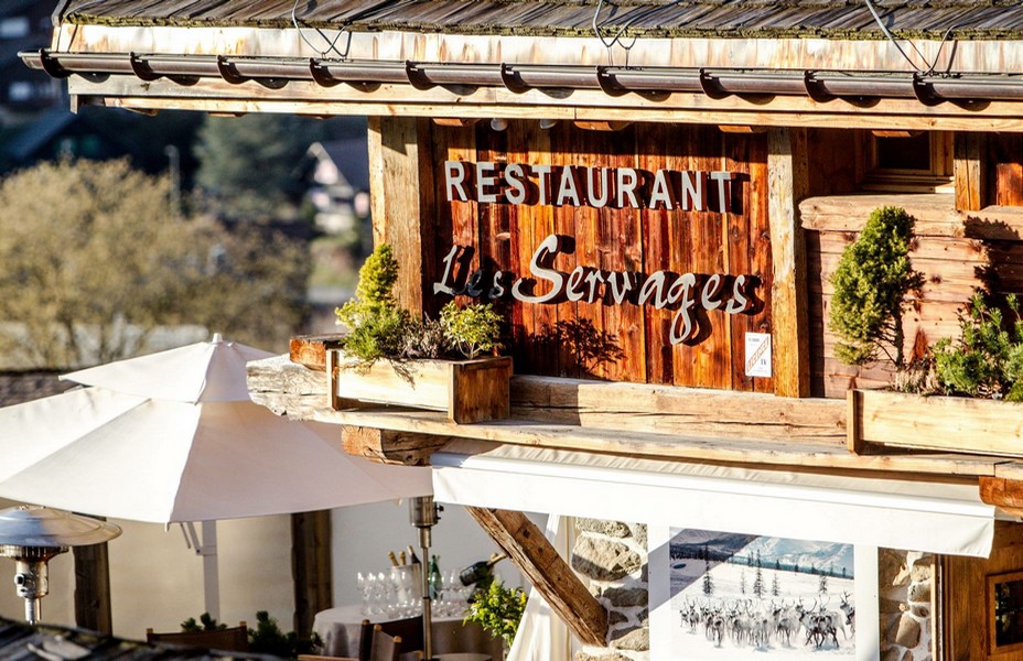 Les "Servages d'Armelle"  Niché en pleine montagne sur les hauteurs de la station des Carroz d’Arâches à 1200 mètres d’altitude, ce très bel hôtel 4 étoiles abrite un restaurant traditionnel qui ouvre sur une belle véranda et une terrasse panoramique. @ DR.