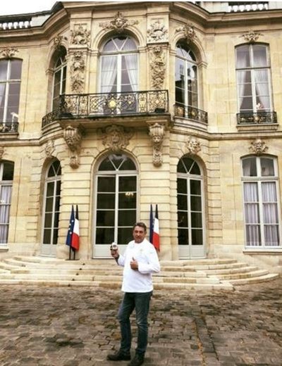 Fabrice Piguet se met au piano durant son année sous les drapeaux, à l’Hôtel Matignon et notamment pour deux Premiers ministres (Jacques Chirac et Michel Rocard) à la Lanterne à Versailles (78) @ F.Piguet - Collection personnelle