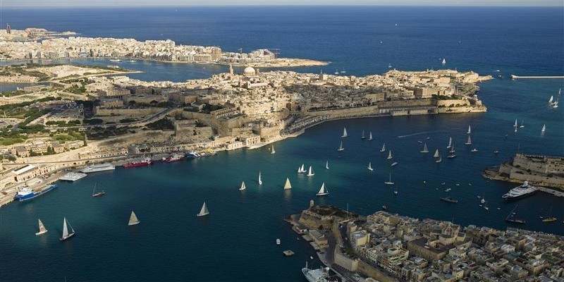 Vue aérienne départ de la course du Port de la Valette (Malte). Crédit photo  : Rolex/Kurt Arrigo