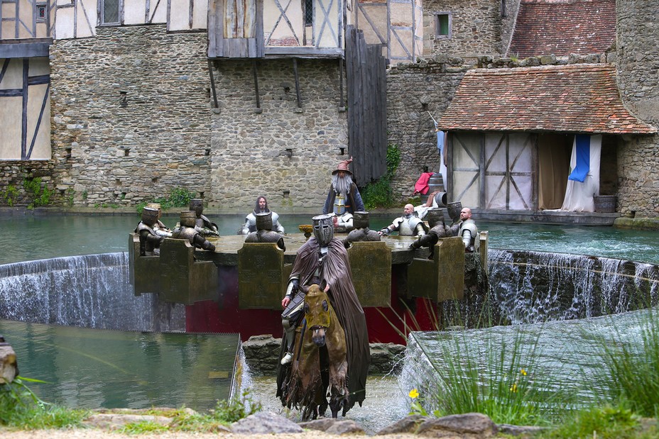 Le roi Arthur et les chevaliers de la Table Ronde se préparent à la quête du Graal . @ Puy du Fou Le roi Arthur et les chevaliers de la Table Ronde se préparent à la quête du Graal . @ Puy du Fou