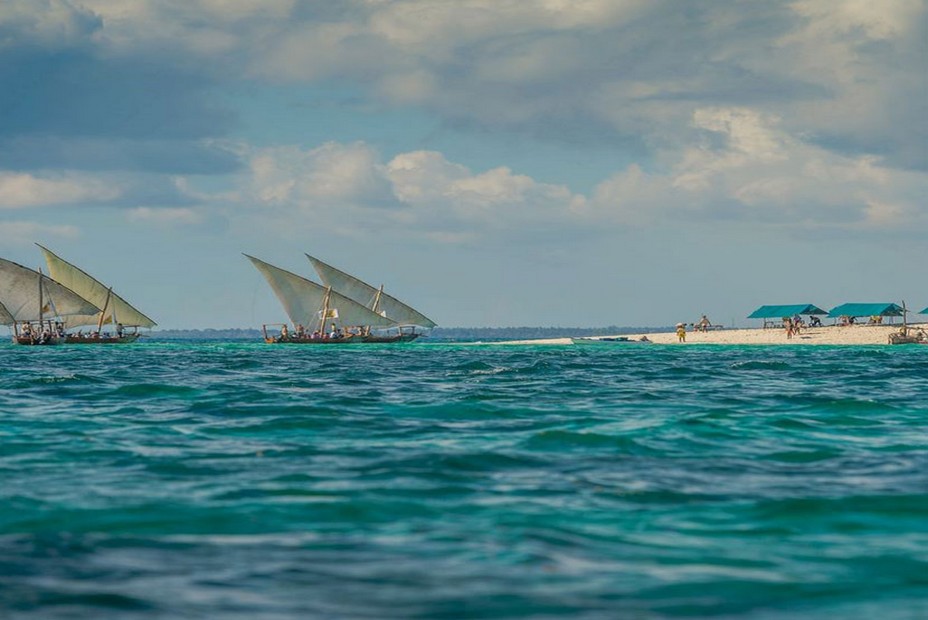 La Tanzanie s'ouvre à nouveau aux touristes, navigation traditionnelle sur les eaux turquoise de Zanzibar. @ OT Tanzanie