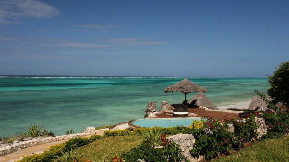 Situé sur un tronçon isolé de sable blanc et niché dans un magnifique jardin tropical sur la côte Est de l’Ile de Zanzibar, à seulement 50 minutes en voiture de l’aéroport, le Karafuu Resort & Spa @ Karafuu Resort & Spa.