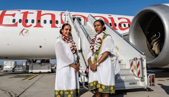 Les hôtesses de la compagnie Ethiopian Airlines formées aux règles sanitaires contre la Covid.19 @ DR