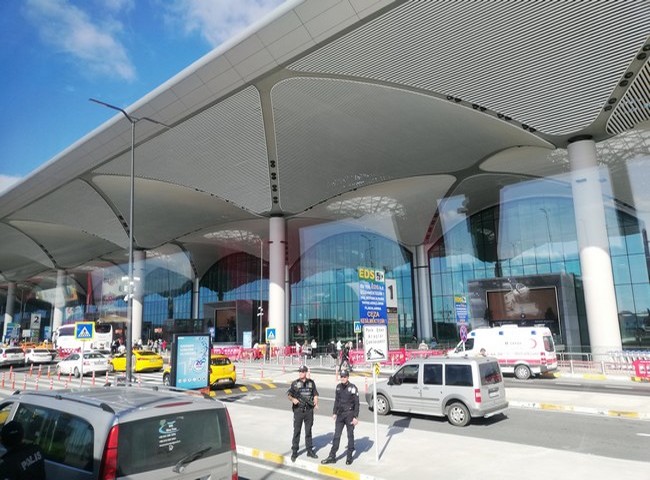 Istanbul Airport « nouvelle plaque tournante du monde » est un aéroport de six pistes, bâti sur 76 millions de mètres carrés et conçu pour accueillir 200 millions de voyageurs chaque année. Crédit photo David Raynal. Istanbul Airport « nouvelle plaque tournante du monde » est un aéroport de six pistes, bâti sur 76 millions de mètres carrés et conçu pour accueillir 200 millions de voyageurs chaque année. Crédit photo David Raynal.