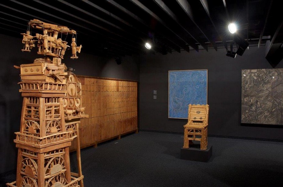 Collection Art Brut, salle d'expo. Sculpt.sur bois d'Emile Ratier. © DR. Collection Art Brut, salle d'expo. Sculpt.sur bois d'Emile Ratier. © DR.