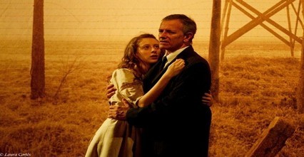 Roxane Duran et Francis Huster dans Anne Frank d'après le Journal d'Anne Frank au Théâtre Rive-Gauche (Photo Lot) Roxane Duran et Francis Huster dans Anne Frank d'après le Journal d'Anne Frank au Théâtre Rive-Gauche (Photo Lot)