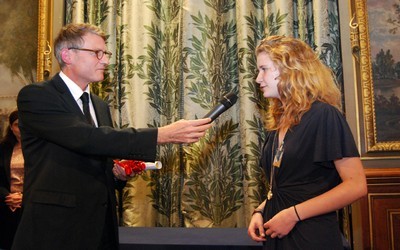 Vincent Peillon, le ministre de l'Education nationale donne la parole à l'une des lauréate du concours Clara Nouvelles d'ados 2012 (crédit photo David Raynal)