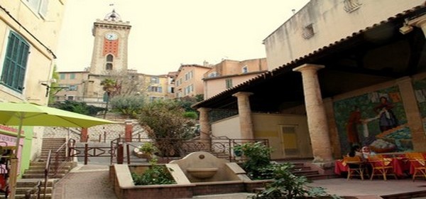 Square Arnaud Mathieu et quartier de l'Horloge à Aubagne Square Arnaud Mathieu et quartier de l'Horloge à Aubagne