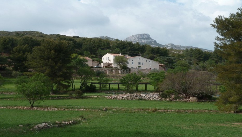 Domaine Agricole de la ferme Font de Mai devant la colline du Garlaban