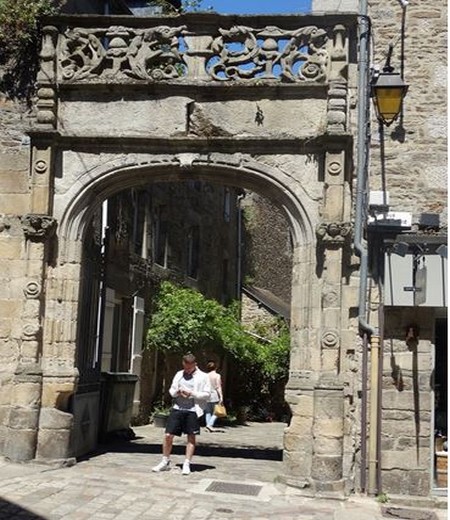 Porte moyenâgeuse de l'Auberge du Pélican à Dinan @ F.Surcouf