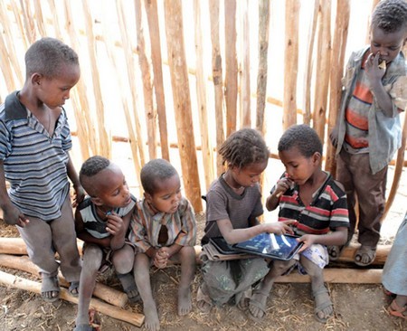 Jeunes éthiopiens à la découverte  d'une tablette tactile