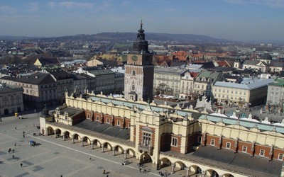 Vue sur la ville, grand-place, Halle aux Draps (Copyright Office de Tourisme Pologne) Vue sur la ville, grand-place, Halle aux Draps (Copyright Office de Tourisme Pologne)