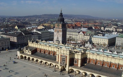 Vue sur la ville, grand-place, Halle aux Draps (Copyright Office de Tourisme Pologne)