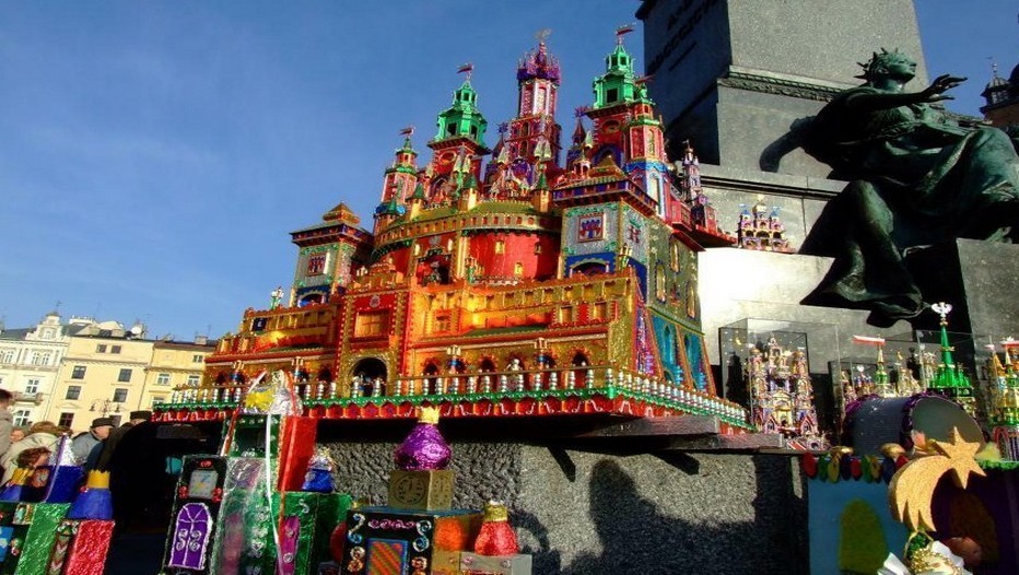 Crèches de Noël sur la Grand-Place à Cracovie (copyright office tourisme Pologne)