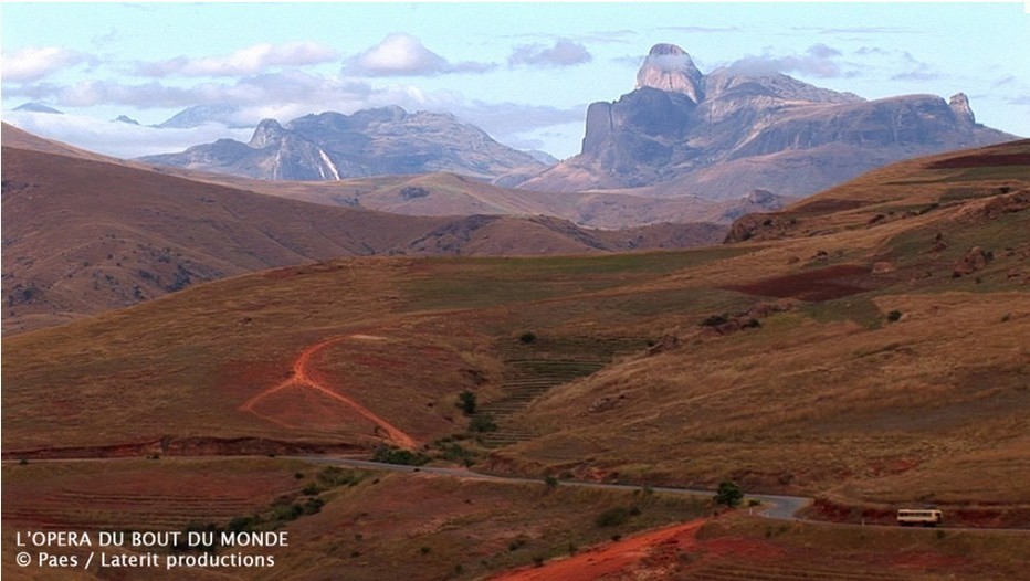 Vue Sud de Madagascar du film L'Opéra du bout du monde". Vue Sud de Madagascar du film L'Opéra du bout du monde".