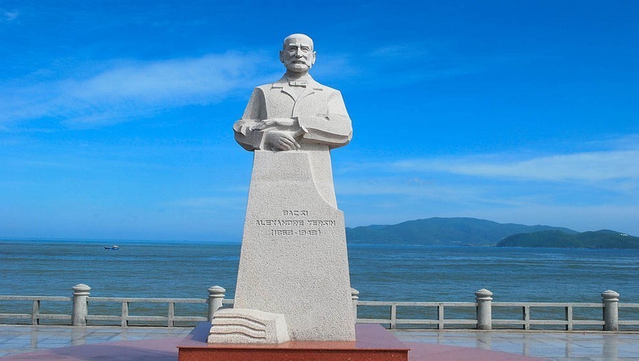 Sculpture d'Alexandre Yersin, installée depuis 2012 dans un jardin public de Nha Trang  (ancien village de pêcheurs au vivait le biologiste) Copyright belleindochine.free.fr/Y