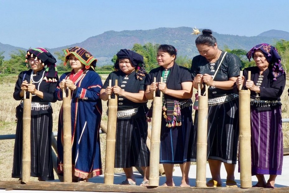 Les  Tai Dam se préparent pour la danse. @ C.Gary.