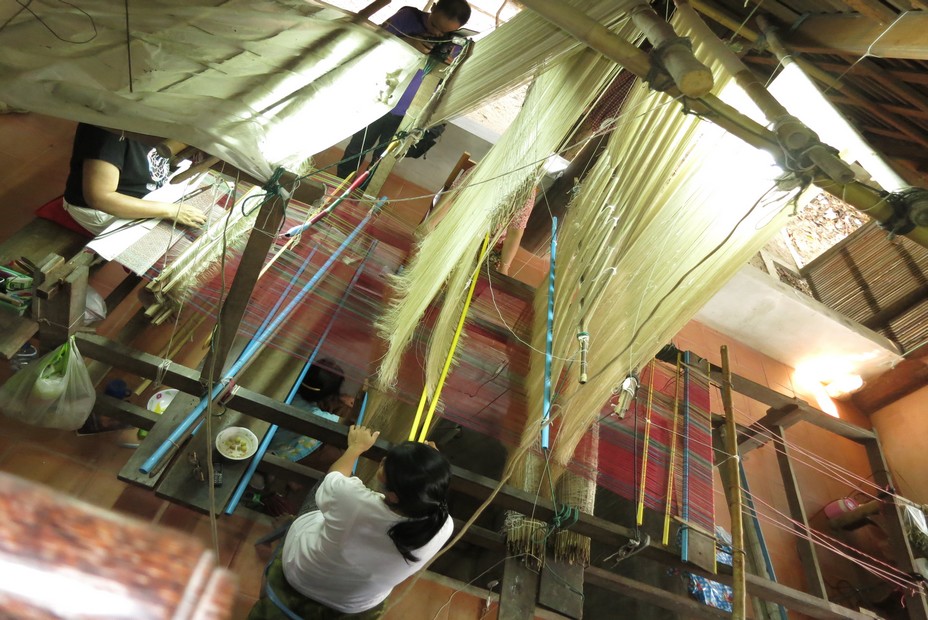 Quatre tisseuses sur le métier pour la fabrication du  brocart  au Centre de sériciculture de la Reine Sirikit @ C.Gary