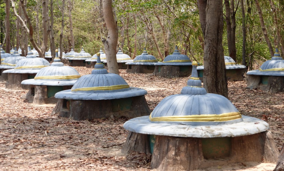 Dans le village de Ban Ta Klang l'étonnant cimetière des éléphants.@ C.Gary Dans le village de Ban Ta Klang l'étonnant cimetière des éléphants.@ C.Gary
