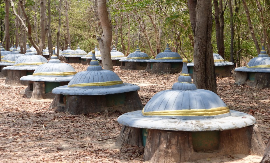 Dans le village de Ban Ta Klang l'étonnant cimetière des éléphants.@ C.Gary