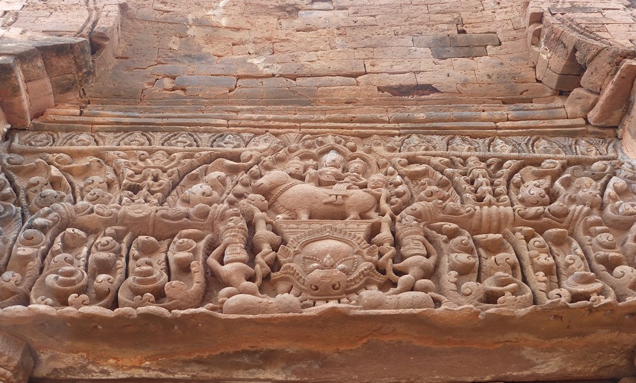 Les sculptures gravées dans le grès rouge témoignent de la grande époque d'Angkor @ C.Gary Les sculptures gravées dans le grès rouge témoignent de la grande époque d'Angkor @ C.Gary