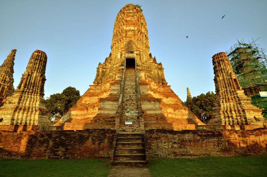 Les vestiges d'Ayutthaya, caractérisés par les prangs, ou tours-reliquaires, et par des monastères aux proportions gigantesques, donnent une idée de sa splendeur passée.@ David Raynal Les vestiges d'Ayutthaya, caractérisés par les prangs, ou tours-reliquaires, et par des monastères aux proportions gigantesques, donnent une idée de sa splendeur passée.@ David Raynal