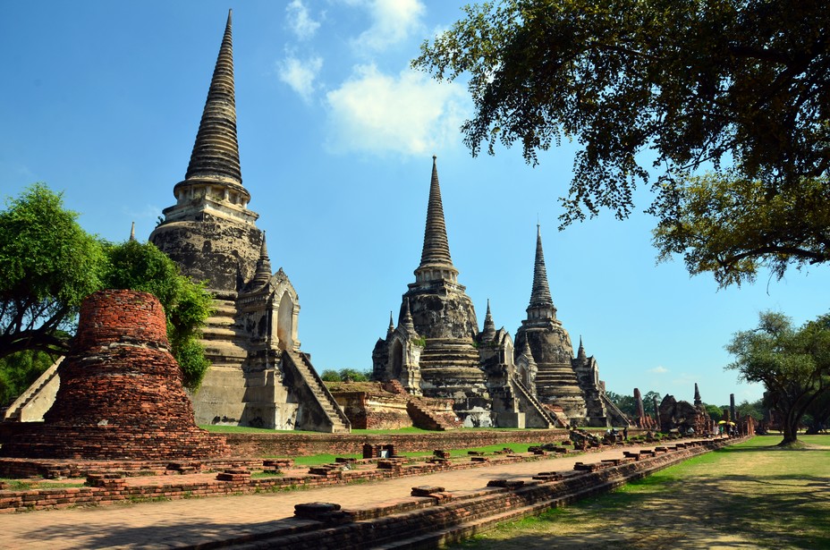 Les « chedis », ces tours en forme de cloche d’inspiration khmer sont en général agrémentées d’une sphère représentant le centre du Nirvana. Elles abritent généralement des reliques.@ David Raynal Les « chedis », ces tours en forme de cloche d’inspiration khmer sont en général agrémentées d’une sphère représentant le centre du Nirvana. Elles abritent généralement des reliques.@ David Raynal