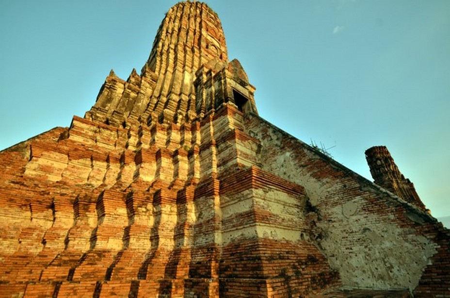 Le roi était le centre du pouvoir d’Ayutthaya. Contrôlant l’administration, la législation et la politique du royaume, il était également le centre spirituel de la ville. Il était en effet regardé comme un être sacré. @ David Raynal